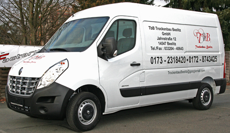 Transporter mit Beschriftung